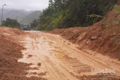 Các điểm bị tắc dù đã được thông đường nhưng nguy cơ tái sạt lở còn rất lớn.