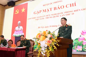 Đại tá Đỗ Duy Chinh, Phó Cục trưởng Tuyên huấn, Tổng cục Chính trị Quân đội nhân dân Việt Nam chủ trì buổi gặp mặt.