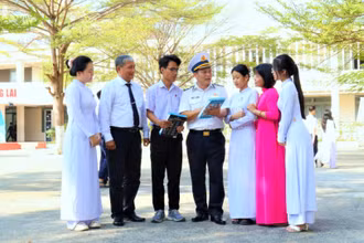 Giáo viên, học sinh được báo cáo viên Học viện Hải quân trực tiếp trao đổi, thông tin về biển, đảo Việt Nam và môi trường học tập trong Quân đội.