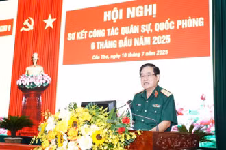 Trung tướng Nguyễn Xuân Dắt, Tư lệnh Quân khu 9 phát biểu tại hội nghị. 
