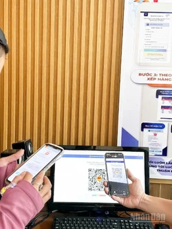 Người dân quét mã QR Code để lấy số thứ tự tại Trung tâm phục vụ hành chính công phường Hòa Xuân, thành phố Đà Nẵng. (Ảnh: ANH ĐÀO)