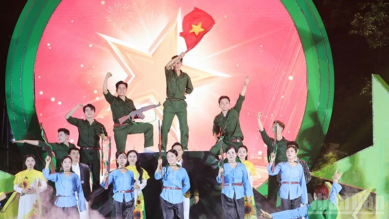 Hương Trà rực rỡ sắc màu mừng 51 năm thống nhất đất nước