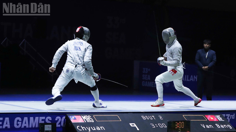 Nguyễn Xuân Lợi, Nguyễn Văn Quyết, Lê Văn Bang, Phan Ánh Dương giành Huy chương Vàng nội dung đồng đội nam môn kiếm chém sau khi vượt qua đối thủ đến từ Malaysia. (Ảnh: HOÀNG MINH)