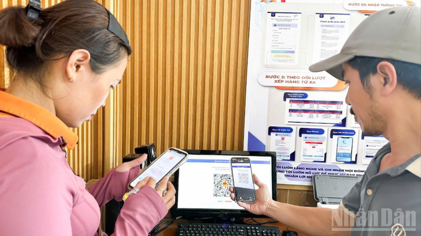 Người dân quét mã QR Code để lấy số thứ tự tại Trung tâm phục vụ hành chính công phường Hòa Xuân, thành phố Đà Nẵng. (Ảnh: ANH ĐÀO)