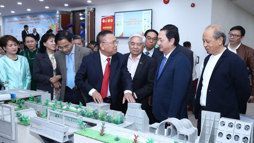 Bên lề Đại hội, các đại biểu tham quan gian hàng của Công ty cổ phần Khoa học công nghệ Việt Nam (Busadco). 