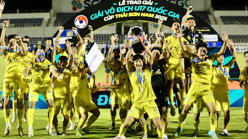 Các cầu thủ U17 Hà Nội ăn mừng cùng chiếc cúp vô địch. 