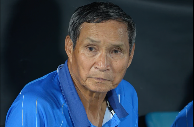 HLV Mai Đức Chung lặng người sau trận thua nghiệt ngã vì quyết định của trọng tài