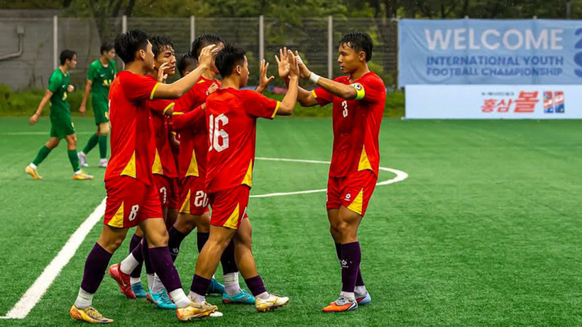 Các cầu thủ U18 Việt Nam ăn mừng "cơn mưa" bàn thắng. (Ảnh: VFF)