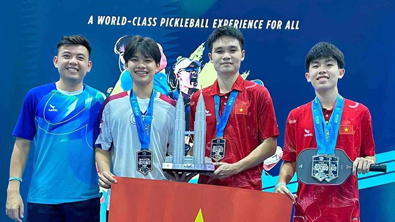Trịnh Linh Giang (thứ 2 từ phải sang) giành chức vô địch đơn nam. (Ảnh: PPA)