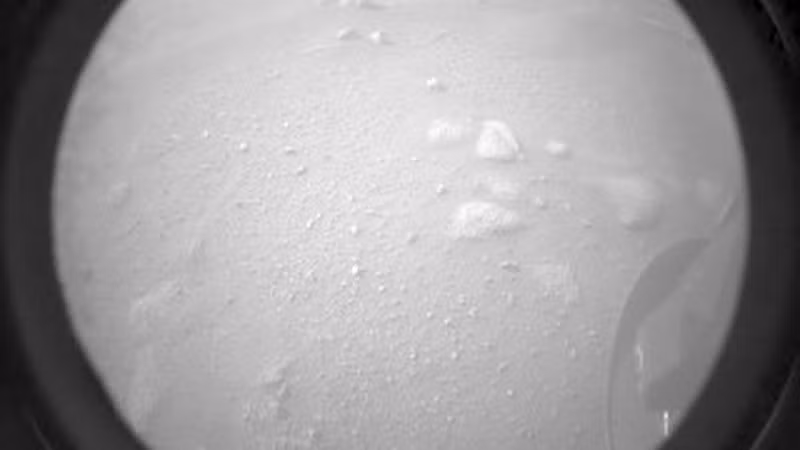 Hình ảnh bề mặt sao Hỏa do tàu thám hiểm Perseverance của NASA chụp lại. (Ảnh: THX/TTXVN)