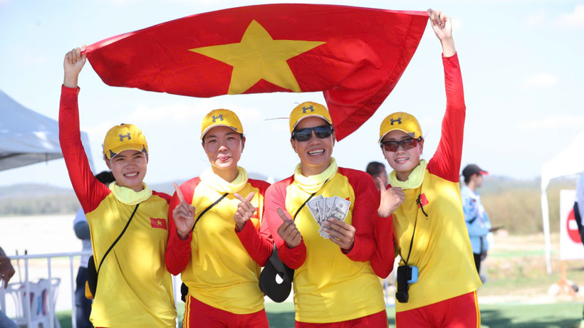 Các tay chèo xuất sắc của Việt Nam giành Huy chương Vàng. 