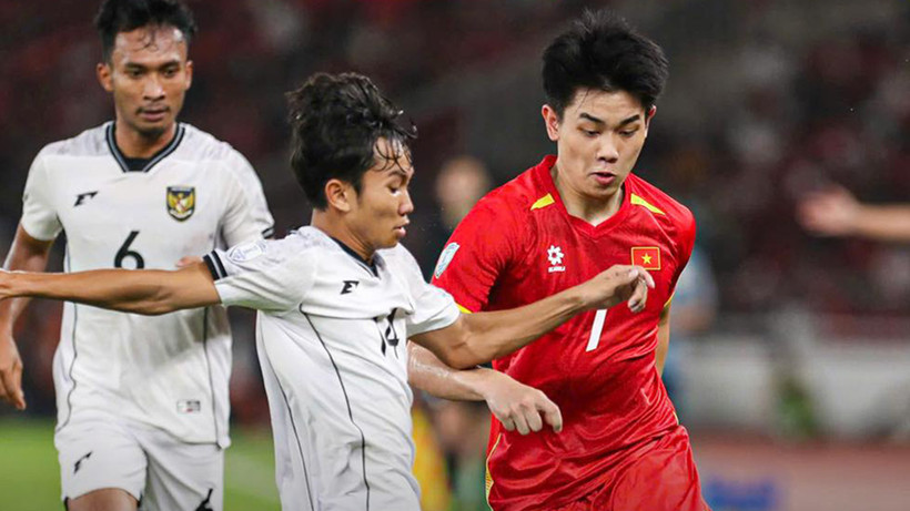 Đình Bắc đi bóng trước cầu thủ U23 Indonesia. (Ảnh: VFF)