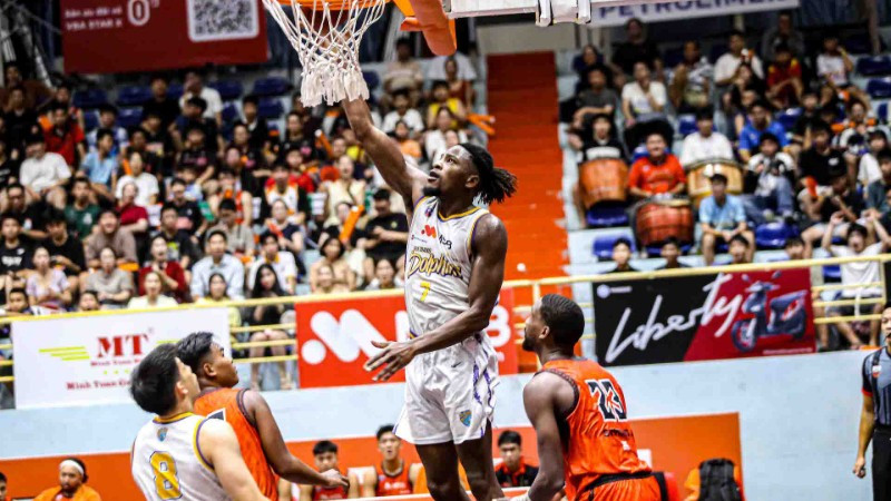 Mykal Jenkins giúp Nha Trang Dolphins kiểm soát tốt khu vực cận rổ. (Ảnh: VBA)