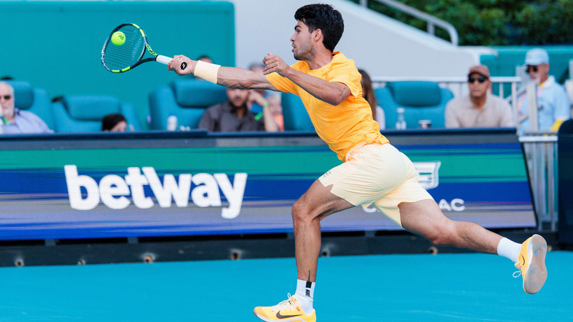 Carlos Alcaraz bất ngờ để thua tay vợt hạng 36 thế giới. (Ảnh: Miami Open)