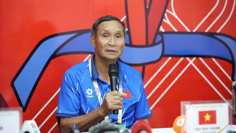 Huấn luyện viên Mai Đức Chung chia sẻ tại buổi họp báo sau trận thắng Indonesia. (Ảnh: VFF)