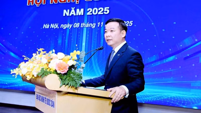 Giám đốc Đại học Kinh tế Quốc dân, Phó Giáo sư, Tiến sĩ Bùi Huy Nhượng phát biểu tại hội nghị. Ảnh: TUẤN ANH.