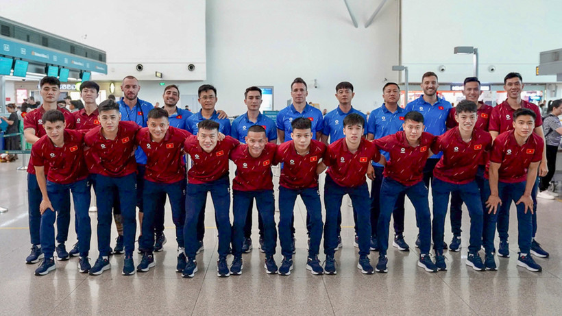 Ban huấn luyện cùng các tuyển thủ futsal Việt Nam lên đường tham dự Vòng chung kết futsal châu Á 2026. (Ảnh: VFF)