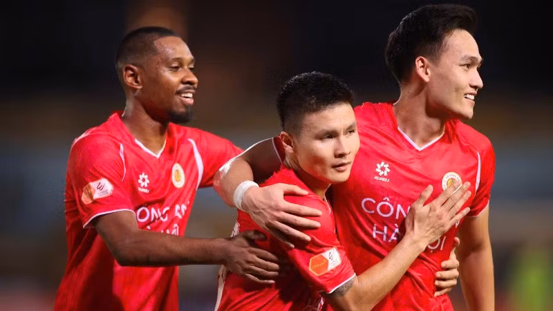 Nguyễn Quang Hải cùng các đồng đội câu lạc bộ Công an Hà Nội đang có phong độ rất cao tại vòng loại V-League 2025/26. (Ảnh: Đức Cường)