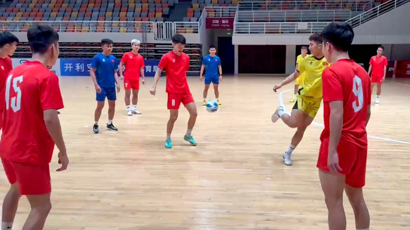 Các thành viên đội tuyển futsal Việt Nam trong buổi tập đầu tiên tại Hàng Châu (Trung Quốc). (Ảnh: VFF)