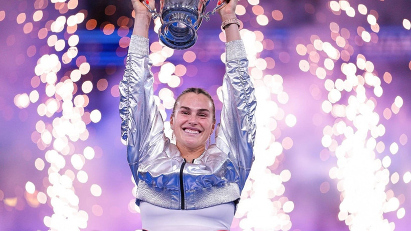 Aryna Sabalenka ăn mừng với chiếc Cúp vô địch US Open 2025. (Ảnh: USTA)