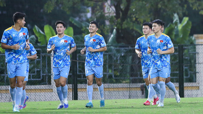 Nguyễn Ngọc Mỹ (thứ hai từ trái qua) tập luyện cùng các đồng đội U23 Việt Nam. (Ảnh: VFF)