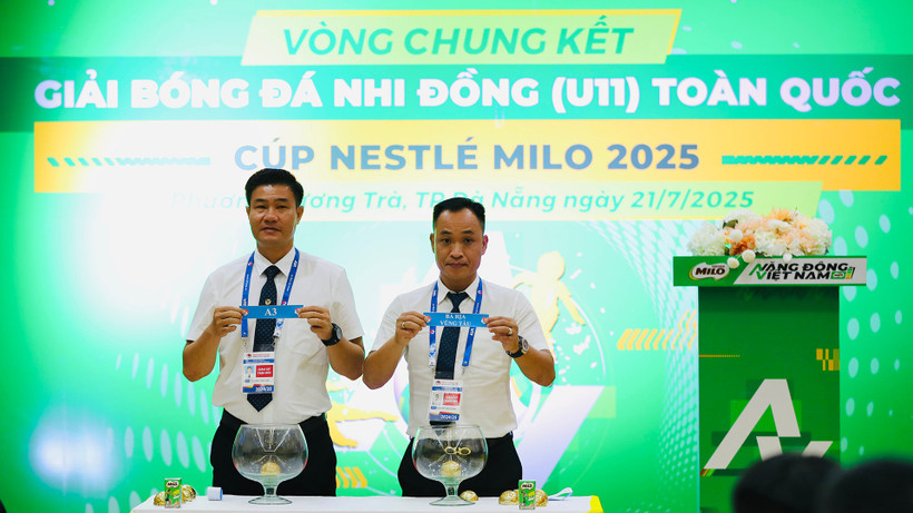 Đại diện Liên đoàn Bóng đá Việt Nam, cùng huấn luyện viên các đội và phóng viên bốc thăm chia bảng cho 16 đội dự giải.