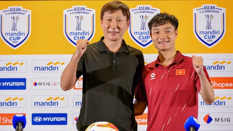 Huấn luyện viên Kim Sang Sik và cầu thủ xuất sắc nhất trận đấu Nguyễn Xuân Bắc tham dự họp báo sau trận bán kết thắng U23 Philippines 2-1. (Ảnh: VFF)