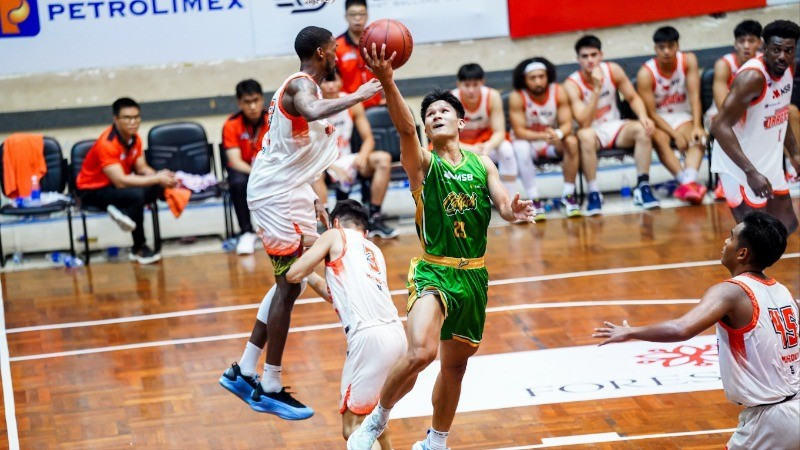 Dương Đức Trí tự tin đột phá vào khu vực cận rổ Danang Dragons. (Ảnh: VBA)