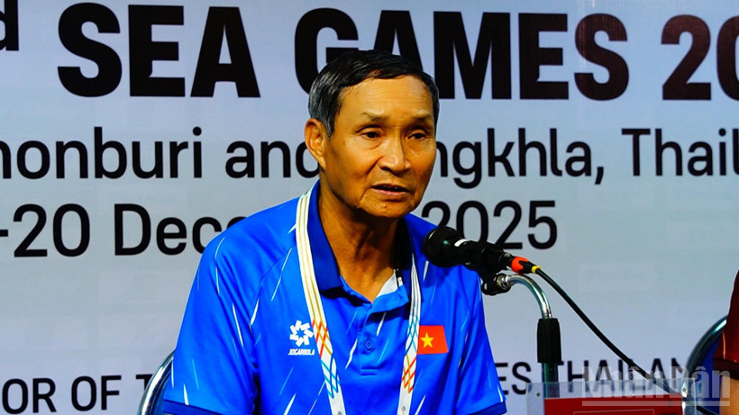 Huấn luyện viên Mai Đức Chung tại buổi họp báo sau trận thắng 7-0 Malaysia. (Ảnh: XUÂN SƠN)