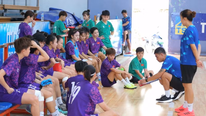 Huấn luyện viên Nguyễn Đình Hoàng dặn dò các học trò trong một buổi tập. (Ảnh: VFF)