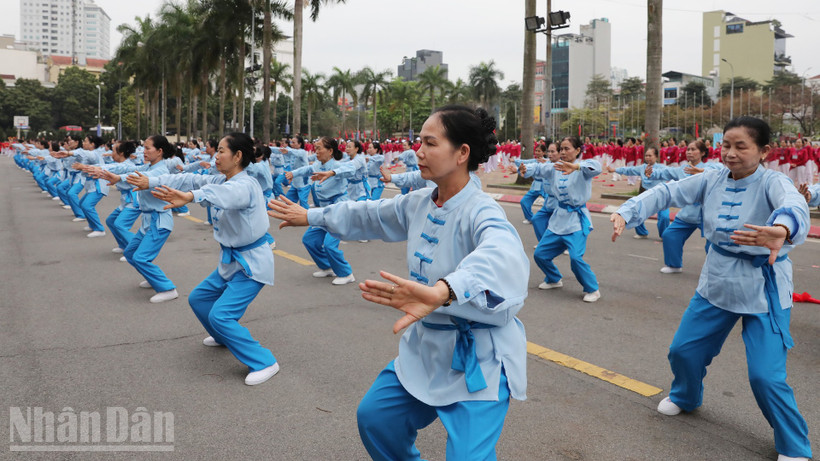 Biểu diễn thái cực quyền dưỡng sinh tại ngày hội.