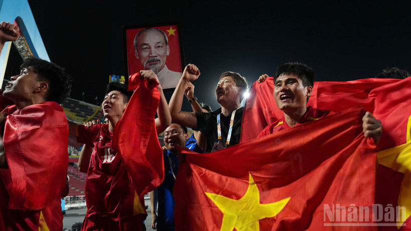 Huấn luyện viên Kim Sang Sik ăn mừng cùng các học trò sau màn lội ngược dòng ngoạn mục. (Ảnh: HOÀNG MINH)