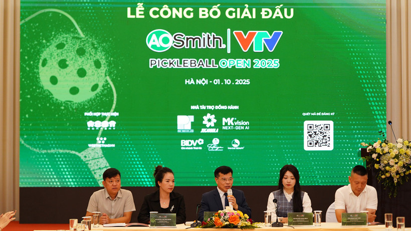 Đại diện Ban Tổ chức trả lời phóng viên báo chí. 