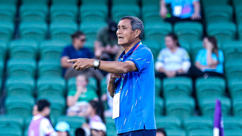 Huấn luyện viên Mai Đức Chung chỉ đạo các học trò trong trận đấu giữa đội tuyển nữ Việt Nam và Nhật Bản. (Ảnh: VFF)