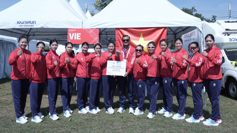 Các tay chèo Việt Nam giành Huy chương Vàng đua thuyền 10 nữ 500m. 