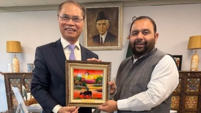 Đại sứ Phạm Anh Tuấn trao quà kỷ niệm tặng Bộ trưởng Di sản và Văn hóa Pakistan Aurangzeb Khan Khichi. (Ảnh: Đại sứ quán Việt Nam tại Pakistan)