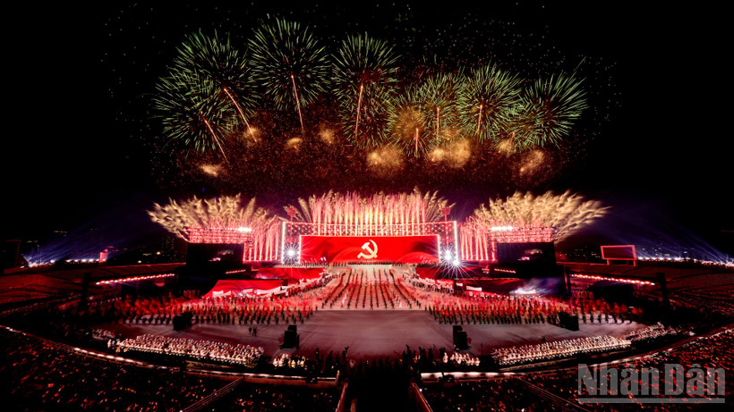 [Ảnh] Mãn nhãn màn pháo hoa "tuyệt đối điện ảnh" trên bầu trời Hà Nội mừng Đại hội XIV của Đảng thành công