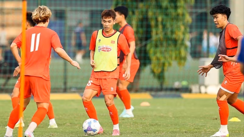 Tiền vệ trẻ Lê Văn Thuận tập luyện cùng các đồng đội U22 Việt Nam. (Ảnh: VFF)