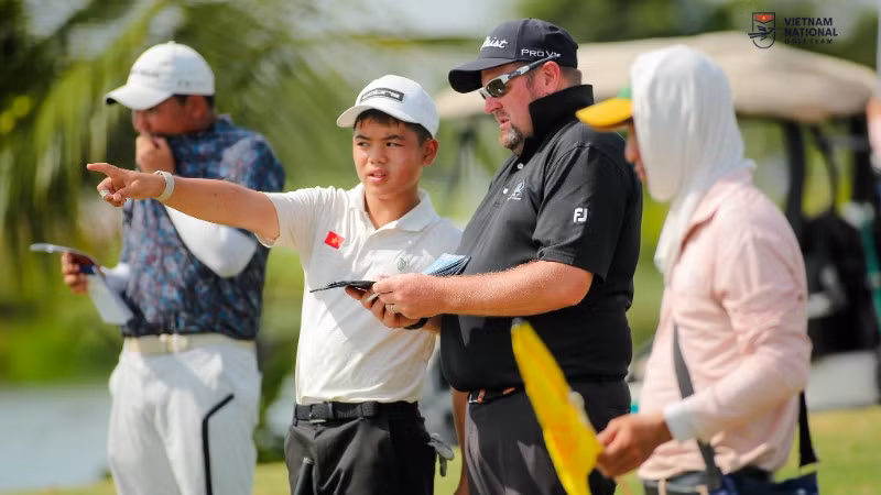 Các thành viên đội tuyển golf Việt Nam nhận được sự hướng dẫn của huấn luyện viên nước ngoài. 