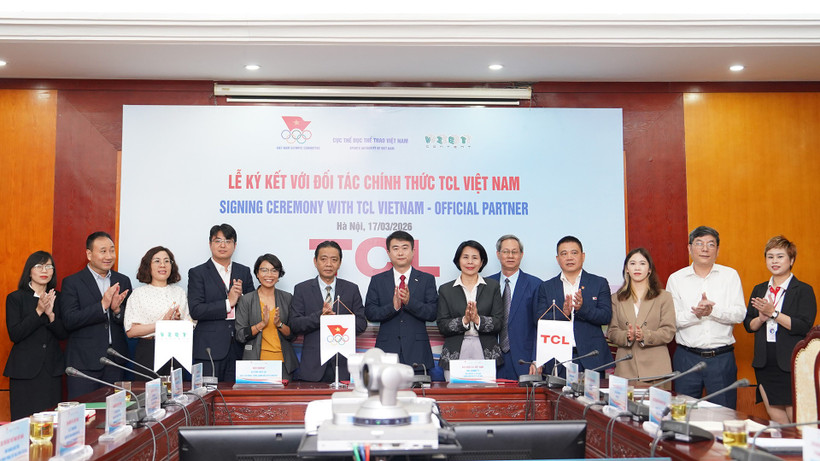 Các đại biểu chụp hình tại lễ ký kết. 