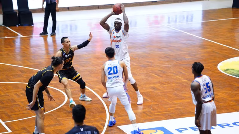 Tamyrik Fields kéo dãn đội hình Cantho Catfish. (Ảnh: VBA)