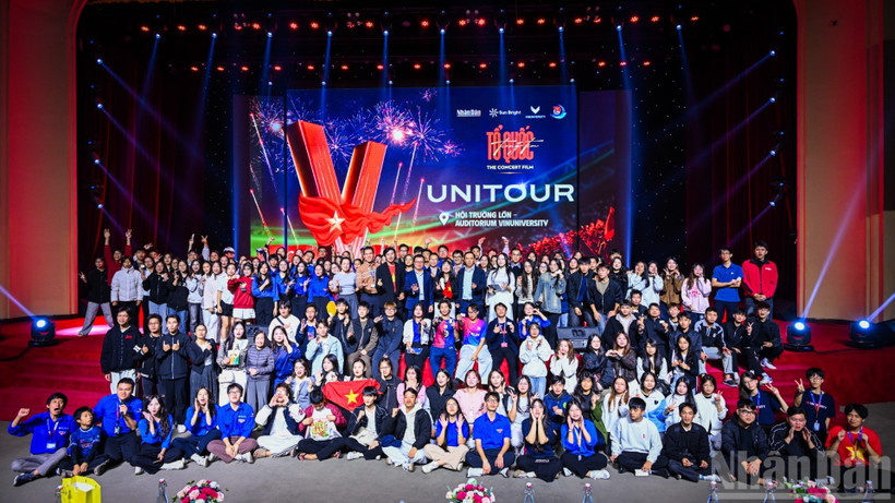 Đại diện Báo Nhân Dân, các thầy cô Trường đại học VinUni cùng các bạn sinh viên chụp hình lưu niệm sau buổi chiếu phim. (Ảnh: THÀNH ĐẠT)
