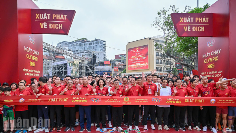 Các đại biểu cùng đông đảo người dân trước vạch xuất phát Ngày chạy Olympic 2026. (Ảnh: THỦY NGUYÊN)