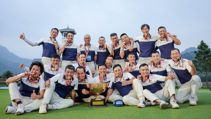 Các thành viên đội tuyển miền bắc ăn mừng cùng chiếc cúp vô địch. (Ảnh: VGA)