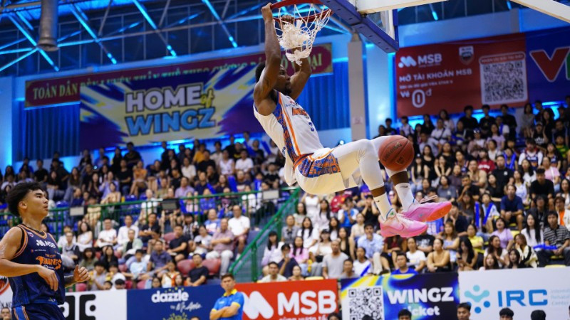 Hassan Thomas úp rổ ghi điểm cho Hanoi Buffaloes. (Ảnh: VBA)