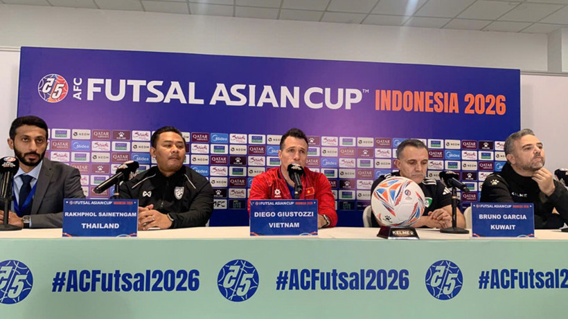 Huấn luyện viên Diego Giustozzi (giữa) cùng huấn luyện viên các đội tại bảng B tham dự buổi họp báo. (Ảnh: VFF)