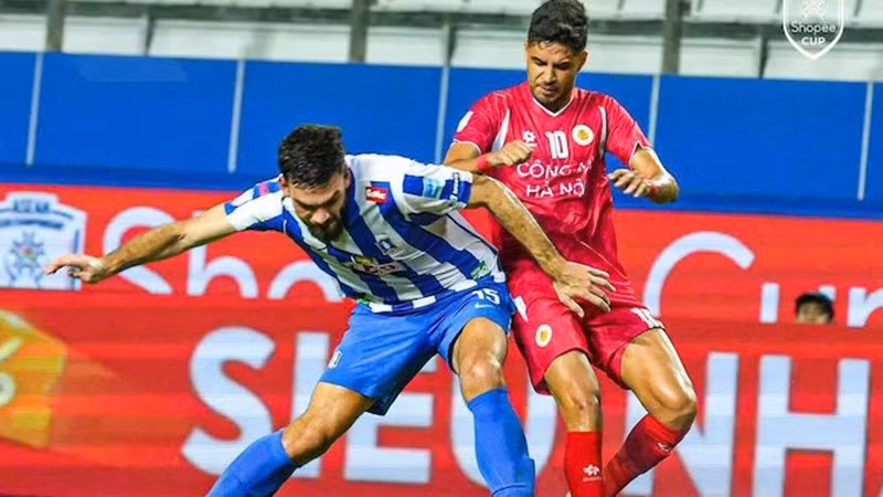 Công an Hà Nội (áo đỏ) tạo ra nhiều cơ hội nhưng không thể cụ thế hóa thành bàn thắng. (Ảnh: Shopee Cup)