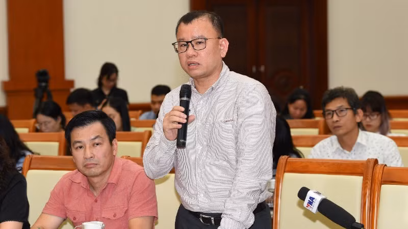 Ông Nguyễn Hoàng Dương - Phó Vụ trưởng Vụ Các định chế tài chính (Bộ Tài chính) tại buổi họp báo. 