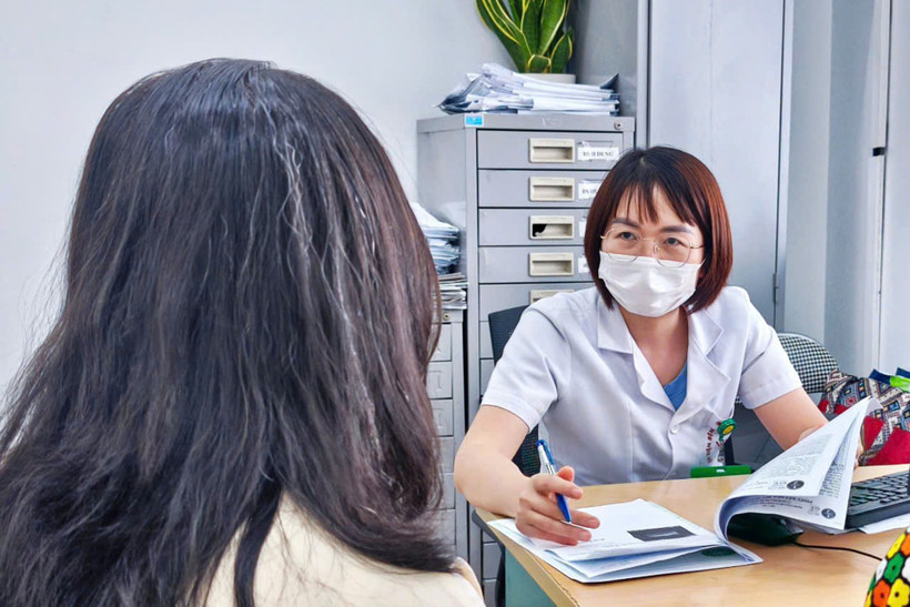 Bác sĩ tư vấn cho gia đình sản phụ. 