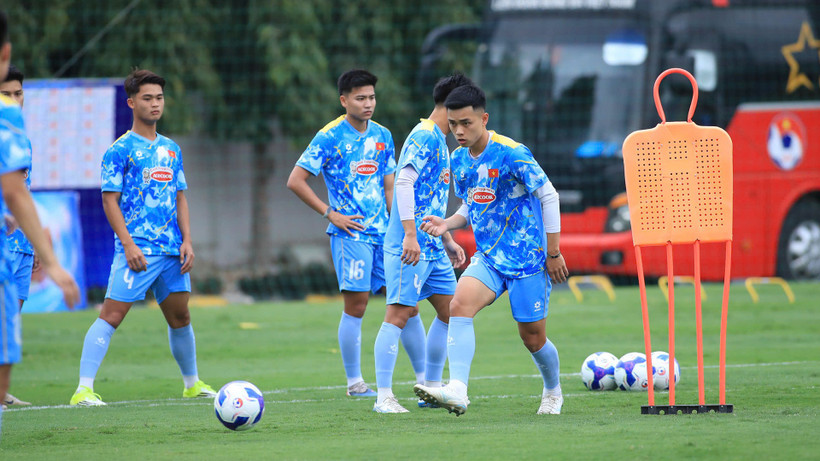 Trung vệ Lê Nguyên Hoàng cùng các đồng đội trên sân tập. (Ảnh: VFF)